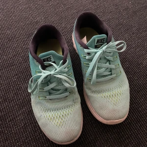 Nike free run - Ett par Nike free run sneakers. Har några år på nacken men har senaste åren endast stått i garderoben. I fint skick utan skador vad jag kan se. Lite smutsiga framtill men går nog bort efter lite kärlek. Storlek 37.5
