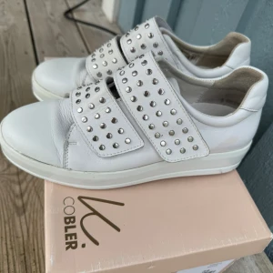 Nit skor  - Skor med silver nitar från K.cobler, (scorett) i läder. Storlek 39. Använd 2 gånger och i fint med sko kartong. Köpta för ca 1100kr. Finns ej att köpa längre. 