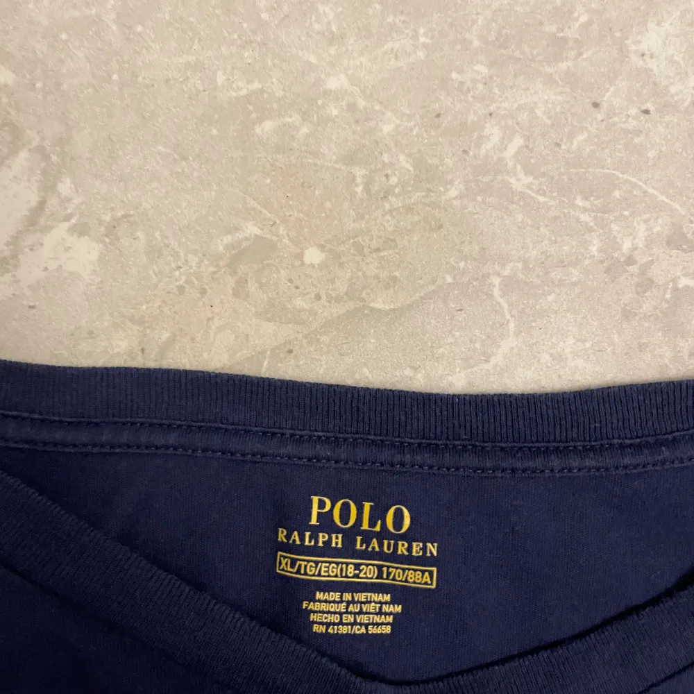 Säljer nu denna asfeta Ralph Lauren tröjan i storlek S-M!💯 Nypris: 1200kr Vårt pris: 299kr✅ Skick: 9,5/10👍. T-shirts.