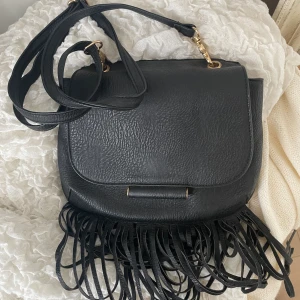 Svart väska med fransar🤠 - Svart väska med frasar. Aldrig använd✨🤠💋