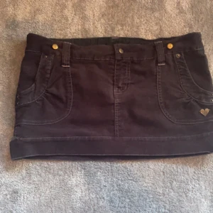 manchester mini kjol - en svart mini kjol i manchester tyg från märket golddigga