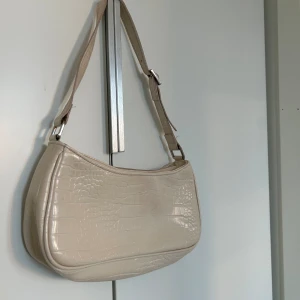 Väska från monki - Säljer min super söta väska från monki. Den har as coolt mönster och en riktig sommardröm. Pris går att diskutera. Kontakta mig om du har några frågor💕🫶🏽