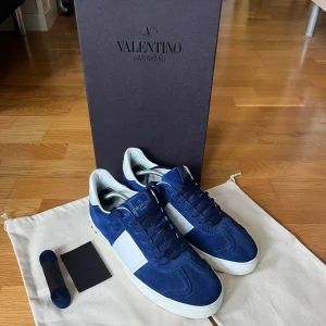 Valentino Flycrews  - Valentino Flycrews i färgen Royal Blue. Skorna är i mycket gott skick och är i princip oanvända. Allt og inklusive box ingår och alla nitar är kvar. Bara att höra av sig vid frågor!(Är inte intresserad av byten)