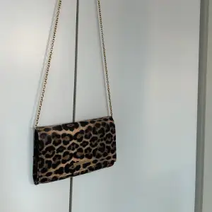 Intressekoll på min superfina leopard väska🐆Den är ganska så liten, skulle säga att en telefon, plånbok och en liten hårborste får plast där i. Detaljerna är i guld. Kontakta mig om du har några frågor💕🤗