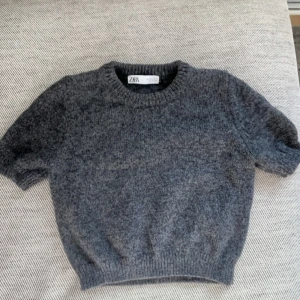 Stickad t shirt  - Köptes för någon månad sen från zara och har aldrig kommit till användning. Skönt material och den har slutats sälja på zara