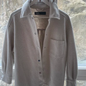 Zara beige kappa  - Zara beige kappa, aldrig använd. Stlk S. 