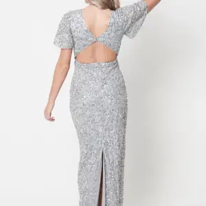Säljer denna otroligt vackra balklänning! Köpt för ca 1400 kr o nu för 1000 kr💕Endast testad men aldrig använd.