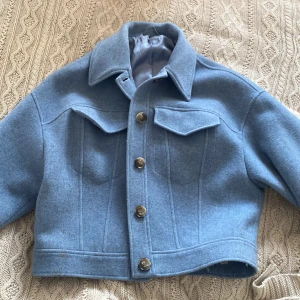 Jacka & other stories - Säljer en superfin vårjacka från other stories, jättebra skick! Är i ull och lite oversized!