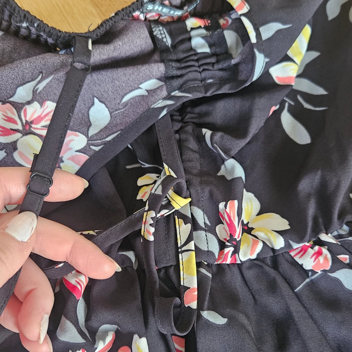 Svart blommig klänning - 93