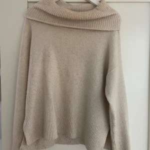 Stickad Tröja - Begie stickad tröja, använt få antal ggr. Från vero Moda!