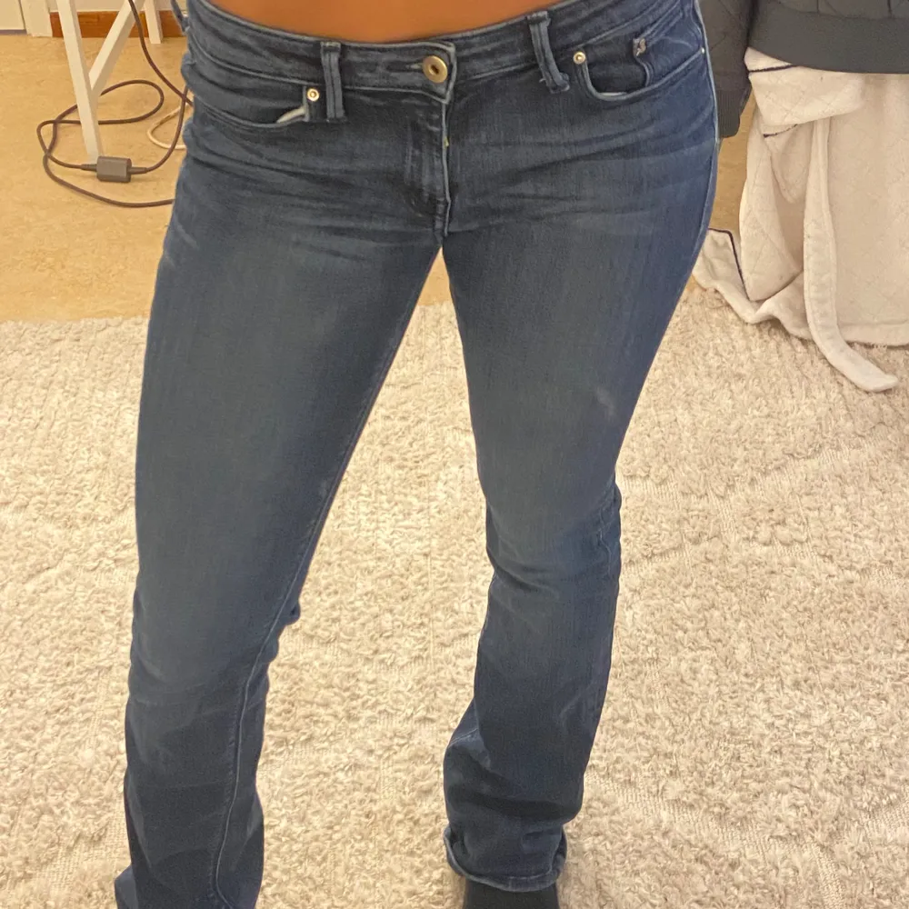 Super fina low waist Jeans i storlek 32. Vet inte märket för det är min mammas gammal. Skriv för mer bilder.. Jeans & Byxor.