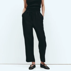 Linnebyxor  - Säljer mina svarta linne byxor från H&M då dem tyvärr inte passar mig. Dem är helt nya och har prislappen kvar 🌼 Dem passar mig perfekt i längden och jag är 157 cm lång 💛 Nypris 300 kr 🌷