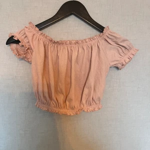 Crop tröja - Det är som en crop tröja, har ingen aning om vart den är ifrån. Är i ett bra skick