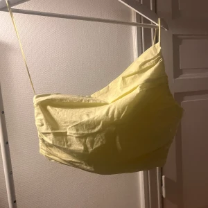 Topp från zara - gullig sommar topp men en väldigt härlig färg💛väldigt fin som fest topp under sommaren🥰 den är kanppt använd då jag tycker den är lite kort på mig 💛