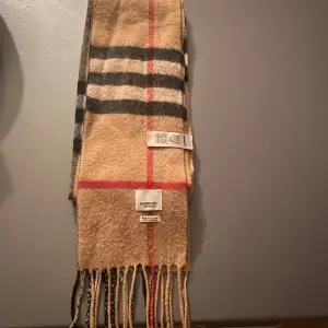 Tjena, säljer nu denna burberry halsduk av 100% kashmir då jag tröttnat på att använda den. Skicket är perfekt, 10/10. 
