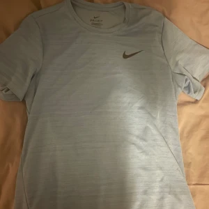 Nike träningströja - Tjena säljer en blå träningströja i strålande skick, Storlek M.