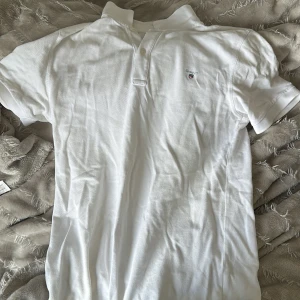 Gant piké  - Säljer en vit gant piké, lite skrynklig just nu för att den har inte vart använd på ett tag och sånt men kommer tvättas ifall den kommer till köp, den är ren och i bra skick.