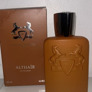 Parfums de Marley althair  - Säljer min Althair, det är en 125 ml som jag haft i 1 månad ungefär. Det är 120 ml kvar vilket man ser på 3e bilden. Kvitto kan även visas digitalt. Säljer den för att jag inte använder den så mycket.