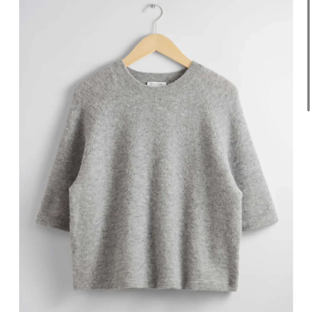 Säljer denna gråa tröja från &otherstories💕använd endast en gång! 690kr nypris. Tröjor & Koftor.