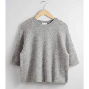 Säljer denna gråa tröja från &otherstories💕använd endast en gång! 690kr nypris
