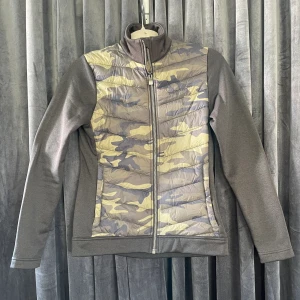 Peak Performance Fusion jackaa - Som ny! Använd fåtal gånger bara. Fleeciga armar och dun på kroppen, perfekt nu på våren!