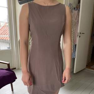 Säljer denna eleganta klänning från NA-KD! Enbart prövad och är då i utmärkt skick! 💚 Köparen står för frakten, kan även mötas upp i Uppsala eller på Gotland! 🫶🏽 