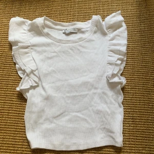 Stockholmstil top med volanger🌟 - Jättesnygg stockholmsstil tröja med volanger från zara! Jag säljer de då dem inte alls är min stil och alldeles för liten, den är storlek small och jag tänker mig 100kr men det kan diskuteras🫶🏼