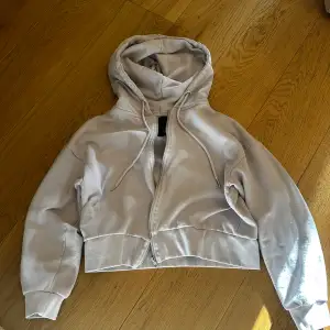 Cropped hoodie lila, knappt använd i storlek M från lager 157