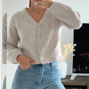 Stickad kofta - Fin stickad kofta, knappt använd🤍✨