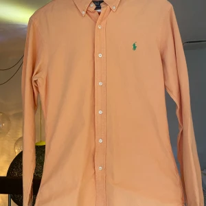 Fräscha sommar skjorter - Tjena! Säljer av mig lite skjortor  Alla skjortorna är i storlek S Den orangea skjortan-150kr Gröna skjortan-150kr Stenström-250kr