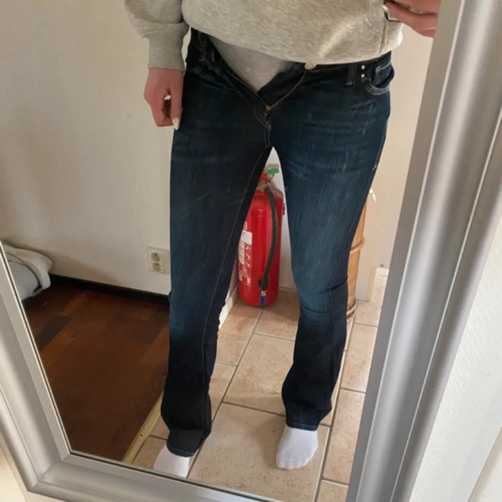 Lågmidjade jeans från Mavi! Knappt använda så dom är i perfekt skick. Köpte de på Vinted men de passade tyvärr inte mig. (Lånade bilder)💕 Innerbenslängd: 83. Jeans & Byxor.