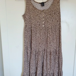 Leopardmönstrad maxi klänning  - Aldrig använd.