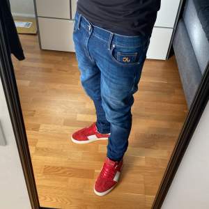 Säljer ett par stilrena och kvalitativa Jacob Cohen jeans. Väldigt bra skick utan deflekter, också väldigt stretchiga. Jag är 180 på bilden.