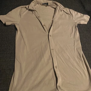 Asos skjorta  - Väldigt skön material på denna skjorta Sommar skjorta och inga slags märken  Storleken är mindre av sig Då den passar M eller S
