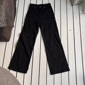 Säljer ett par svarta högmidjade jeans från H&M. 