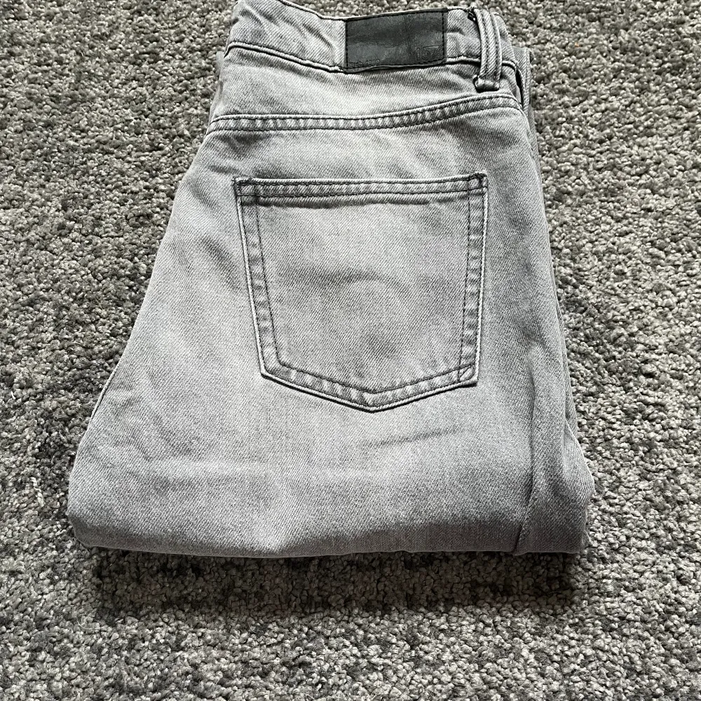 As snygga lågmidjade jeans ifrån Lager 157. Aldrig använda då dem inte passar. Har lagt upp dem men inget som syns alls💗. Jeans & Byxor.