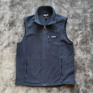 Patagonia väst M - Säljer en stilren Patagonia väst i storlek Medium. Varm och skön perfekt för våren