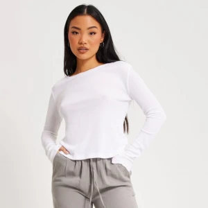 Vårtopp - Vit topp från Nelly, helt oanvänd. Nypris: 199kr. Storlek xs men sitter som en s 