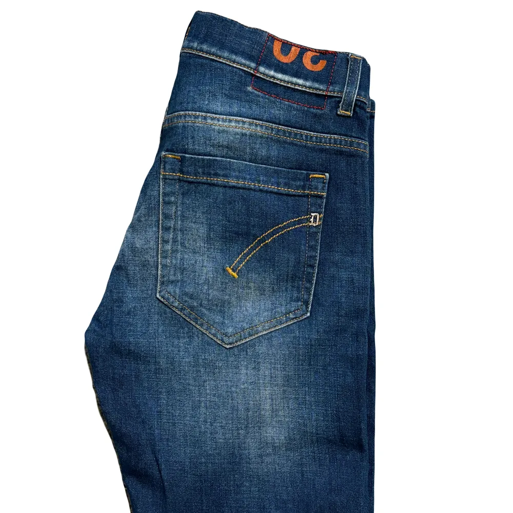 Tja säljer ett par dondup jeans George i storlek 30. Jeansen är i nyskick och kostar ca 3500kr nypris. Hör av er vid frågor eller funderingar:). Jeans & Byxor.