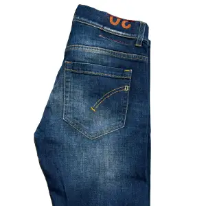 Tja säljer ett par dondup jeans George i storlek 30. Jeansen är i nyskick och kostar ca 3500kr nypris. Hör av er vid frågor eller funderingar:)