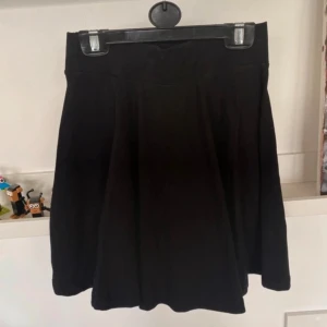 Kjol  - ”Klockande” kjol. Storlek xs. 