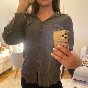 Skjorta  - Säljer en jätte fin skjorta lik tröja nästan aldrig använd 