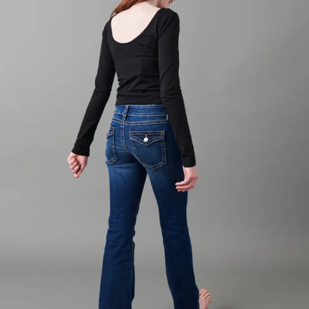 Säljer dessa jätte fina jeans från Gina Tricot. Är helt nyköpta. Inga fläckar. Liknar true religion jeans. Pris kan diskuteras och kan jätte gärna skicka bild på hur det ser ut! Köparen står för frakten såklart. 🩷. Farkut & Housut.