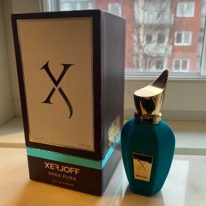 Xerjoff Erba Pura - Säljer nu min Erba Pura då den inte kommer till användning längre. Box och allt kvar. Flaskan är i velvet, Xerjoff har slutat med velvetflaskorna så denna går inte att få tag på längre. Det är ca 40/50 ml kvar. Kan skicka bild på mängd om så önskas.