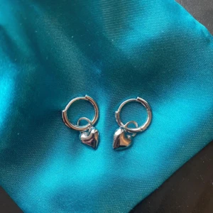 Söta örhängen - Supersöta örhängen från timi of Sweden. Använda 1-2 gånger. Säljer då de inte kommer till användning. Nypris: 249kr