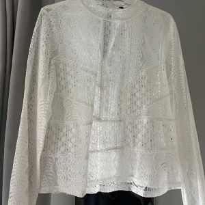 Vit spets blus  - Kommer ej till användning