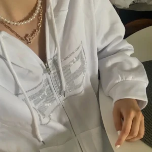Rhinestone zip up - uperfin vit zip-up med rhinestones • Vissa rhinestones har fallit av men det är ingenting som märks, se bild 4 • Små tecken av användning