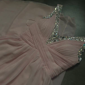 Balklänning - Jätte fin oanvänd balklänning! Jag är ca 165cm och den är ner till marken. Den är i storlek S men är stretchig i ryggen så skulle säga att man kan vara M också.Pris kan diskuteras🥰