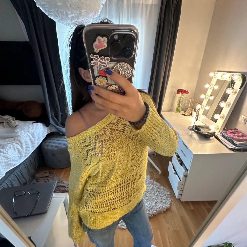 en gul stickad tröja perfekt till sommaren då den är sval!. Tröjor & Koftor.