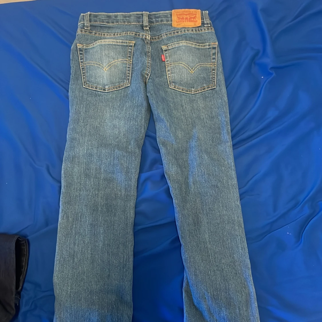 säljer 2 par levis byxor . Säljer båda två i ett pack men kan säljas enskilt även, 750 för båda 400 för var sin - 90